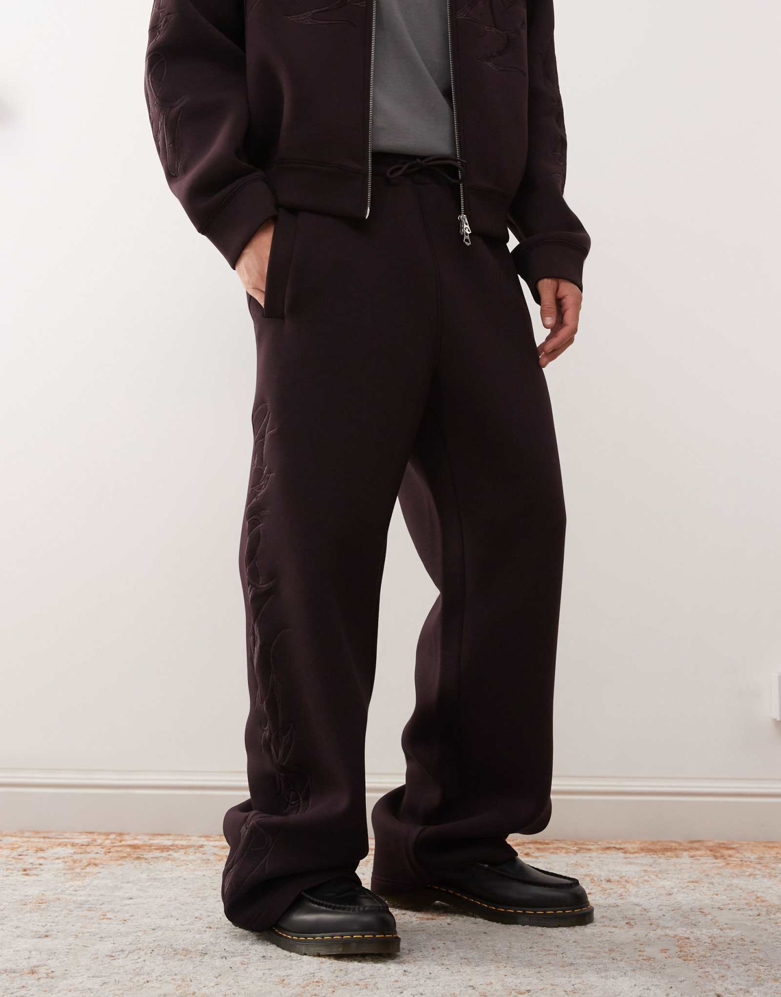 Спортивные брюки Weekday Simon с вышитым рисунком из бордовой ткани в стиле скуба - часть комплекта