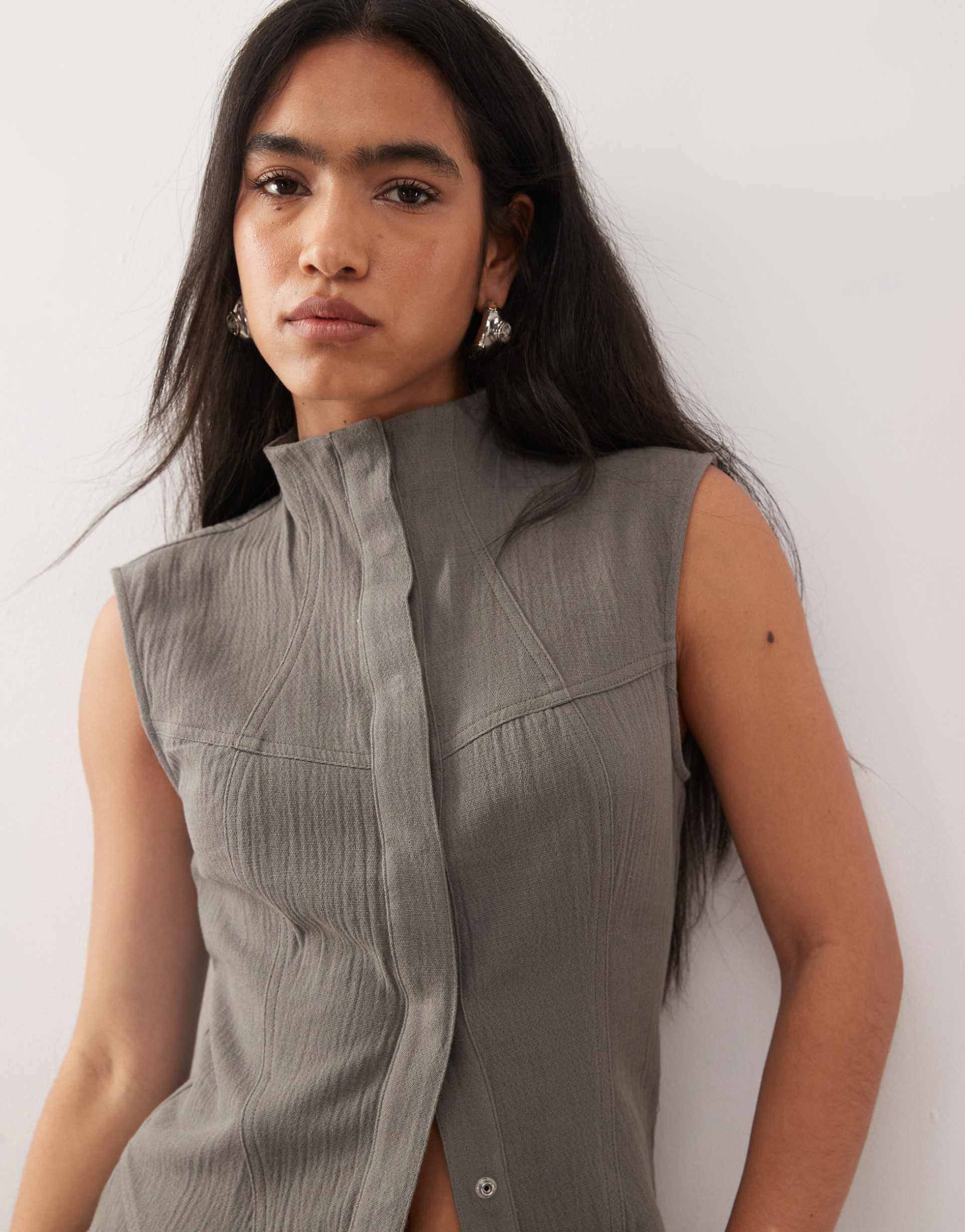 weekday sleeveless funnel neck button up top in gray