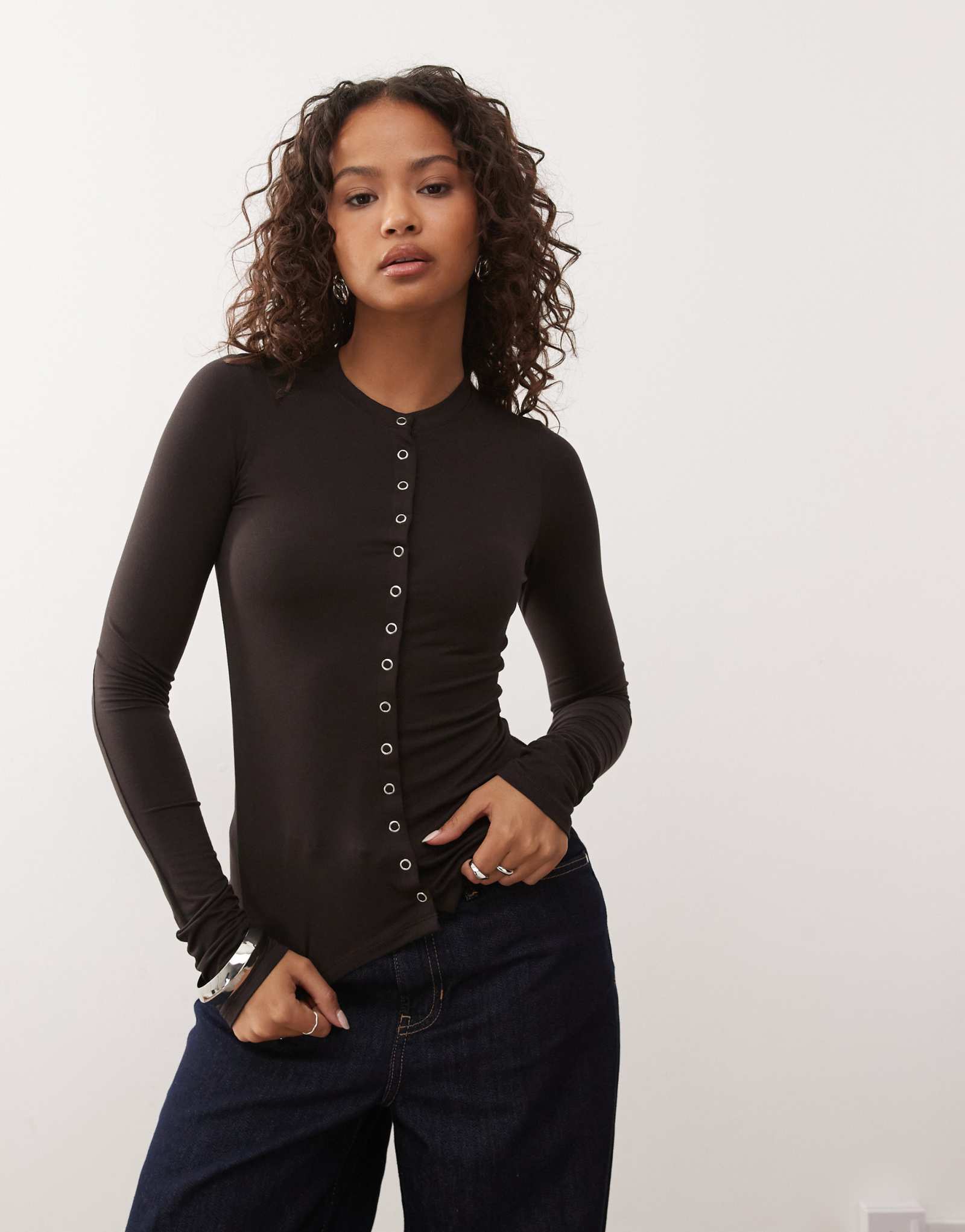 Повседневный приталенный топ с длинными рукавами и пуговицами спереди темно-коричневого цвета