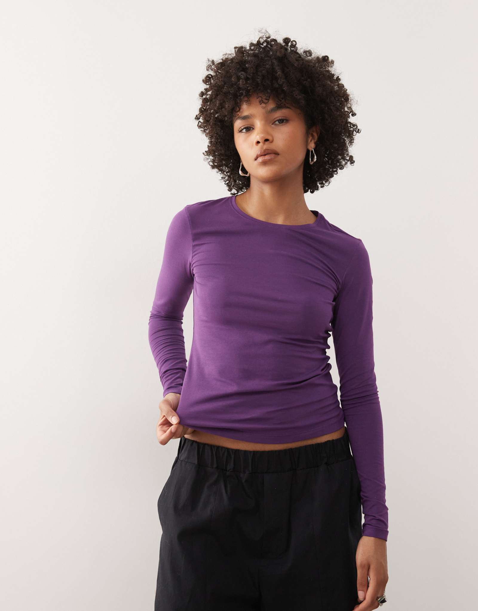 Повседневная приталенная футболка с длинным рукавом фиолетового цвета grape