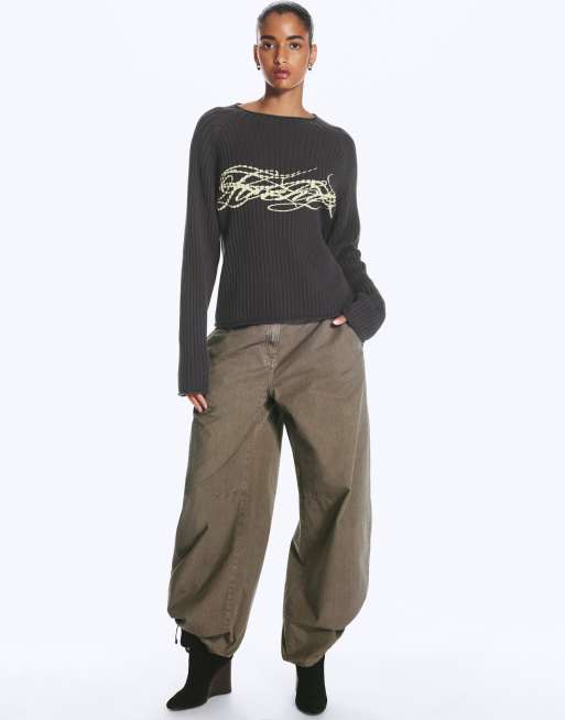 Weekday Slim-Fit-Pullover mit Lucky-Grafik in Dunkelgrau, 2 von 4