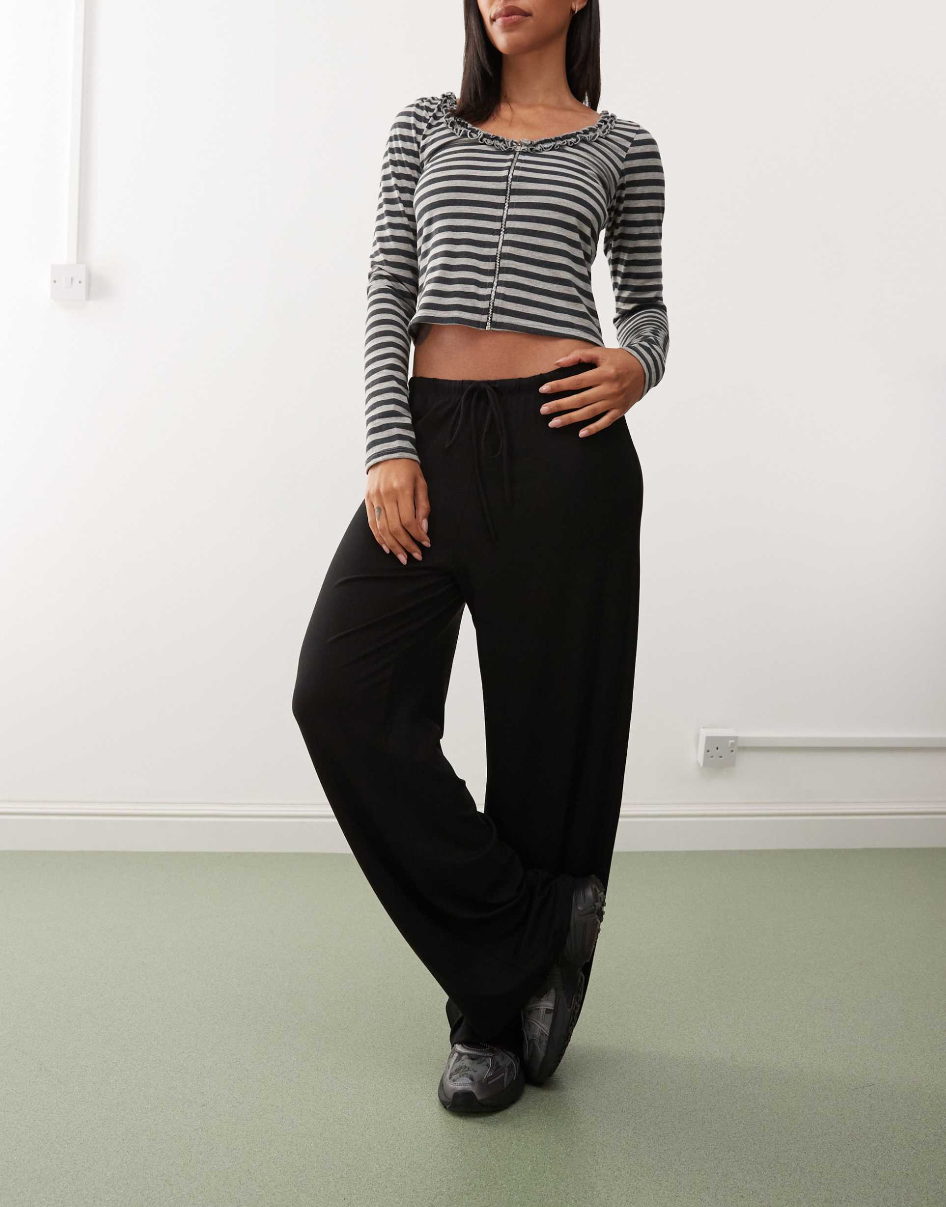 weekday slouchy pants in black