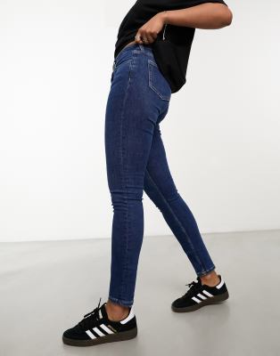 Weekday - Spare - Eng geschnittene Jeans in Blau mit mittelhohem Bund