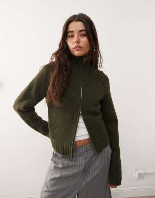 Weekday - Strickjacke aus flauschigem Wollmix in Dunkelgrün meliert mit Reißverschluss