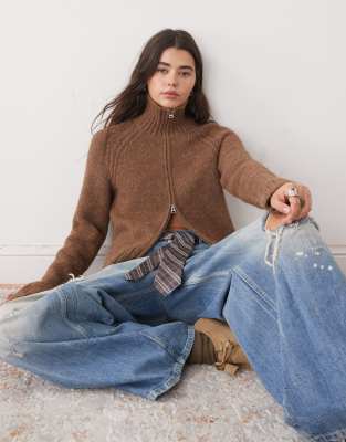 Weekday - Strickjacke aus flauschigem Wollmix in meliertem Braun mit Reißverschluss-Brown