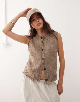 Weekday - Strickweste in beige meliert mit hohem V-Ausschnitt, exklusiv bei ASOS-Brown