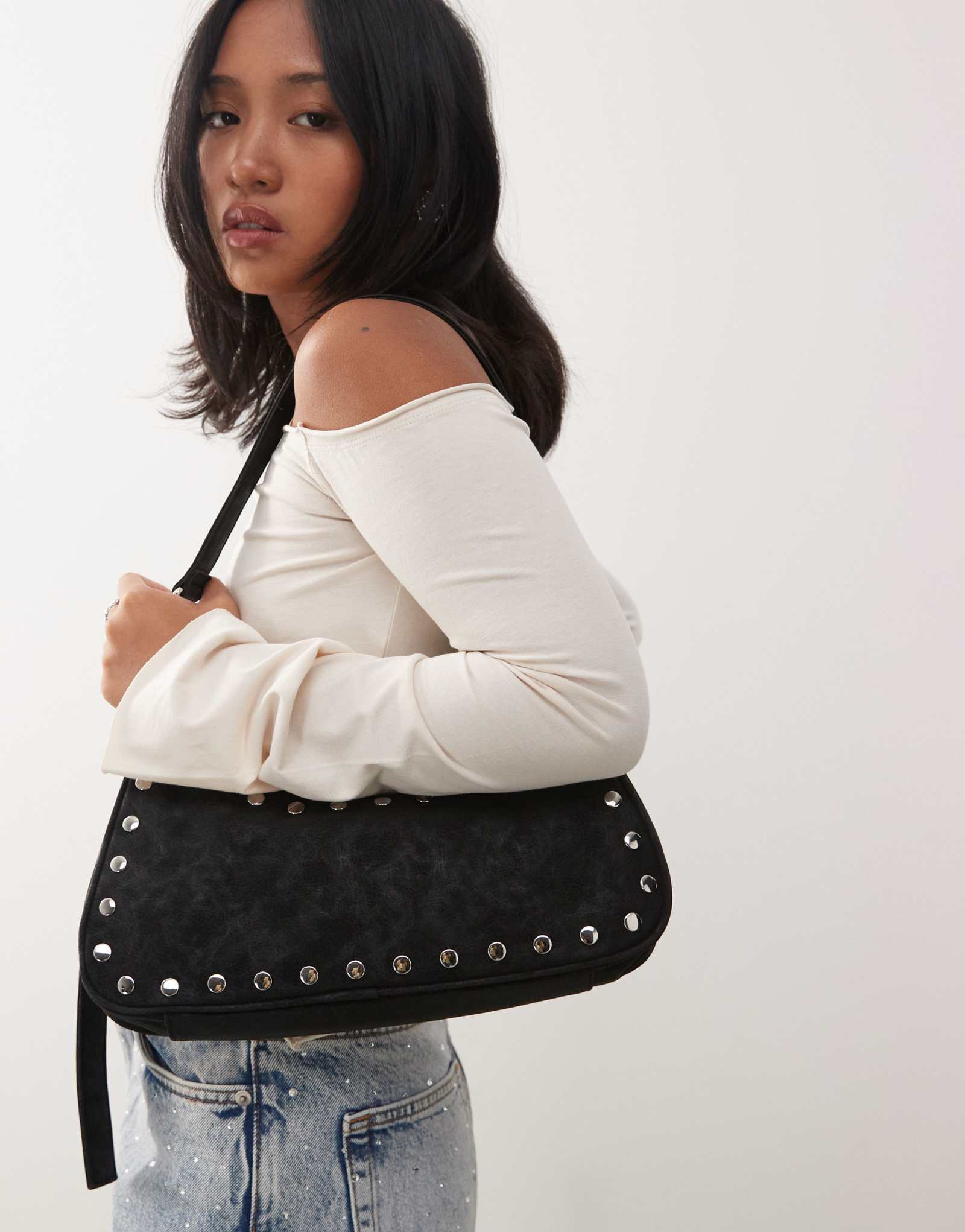 Сумка через плечо из искусственной замши с заклепками для буднего дня черного цвета