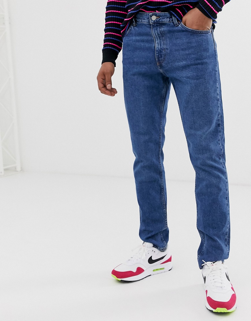 Weekday - Sunday - Ruimvallende jeans met smaltoelopende pijpen en middenblauwe wassing