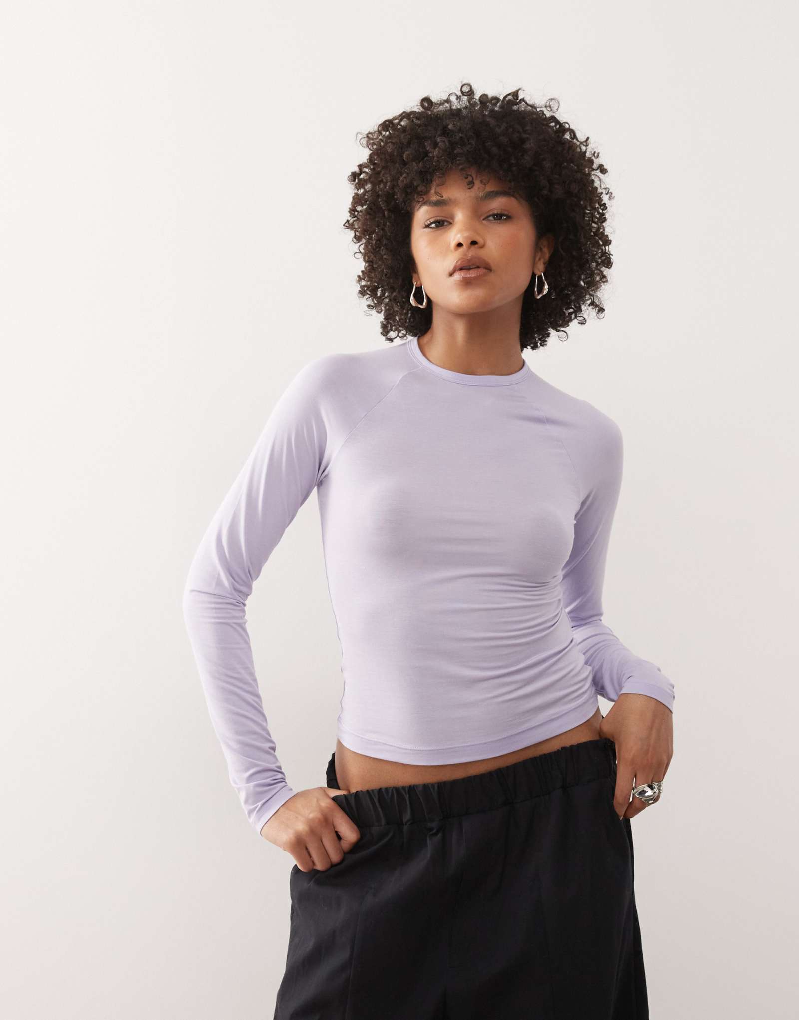 Повседневный сверхмягкий приталенный топ-реглан с длинными рукавами сиреневого цвета