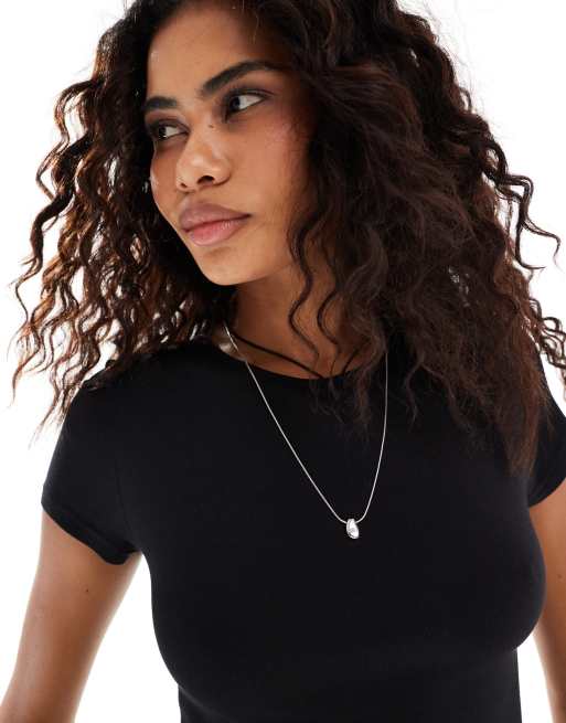 Weekday – Superweiches, figurbetontes T-Shirt in Schwarz mit abgerundetem Saum, 3 von 4
