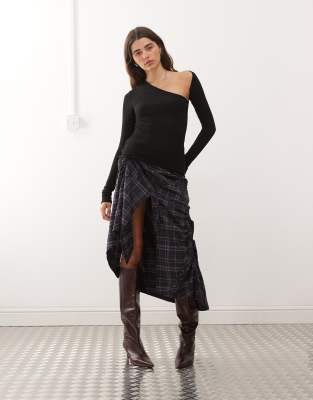 Weekday - Superweiches, langärmliges Oberteil in Schwarz mit asymmetrischem Cut-Out