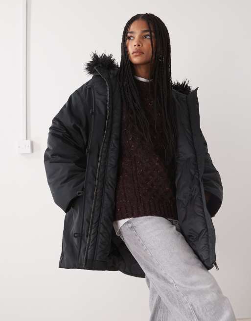 Weekday – Svart parkas i oversized fit med avtagbar fuskpälsdetalj
