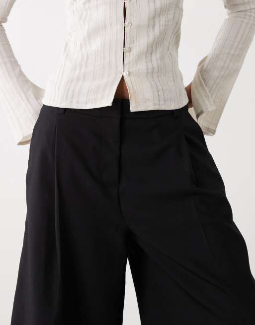 Weekday – Svarta, långa kostymshorts, 2 av 5