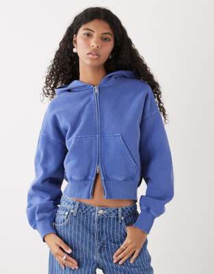 Weekday - Sweat à capuche court zippé coupe carrée - Bleu roi