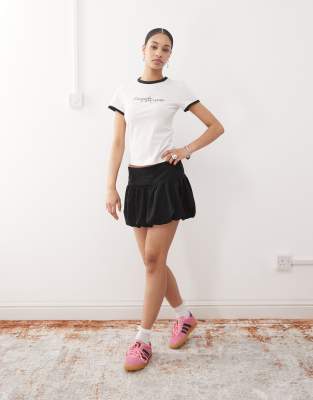Weekday - T-shirt à bordures contrastantes style années 90 avec imprimé sur le devant - Blanc - view 1