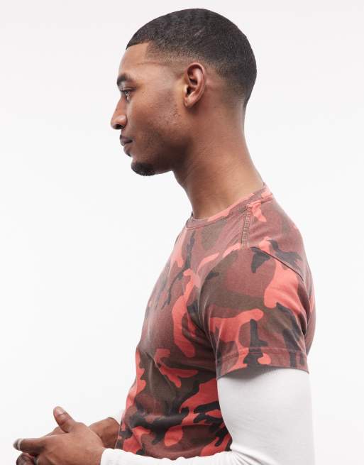 Weekday - T-shirt a maniche lunghe a strati ristretta rossa e bianca con stampa mimetica, 4 di 5