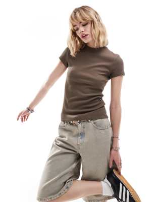 Weekday - T-shirt aderente marrone con maniche ad aletta