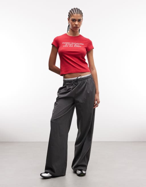 Weekday - T-shirt anni'90 corta e stretta rossa con scritta grafica, 3 di 4