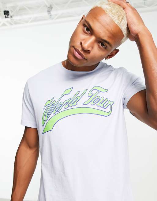 Weekday - T-shirt décontracté à imprimé World Tour style universitaire - Bleu clair