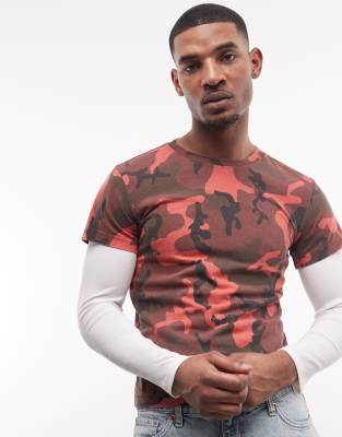 Weekday - T-shirt effet rétréci à manches longues effet superposé avec imprimé camouflage - Rouge et blanc