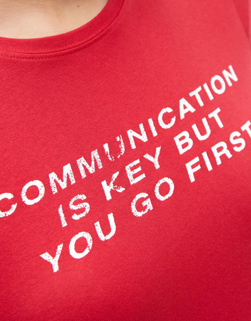 Weekday - T-shirt effet rétréci style années 90 à inscription - Rouge, 2 de 4