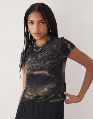Weekday - T-Shirt in Dunkelbraun mit ganzflächigem Drachenprint-Rot