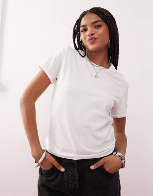 Weekday - T-Shirt in Weiß mit gebundenen Nähten