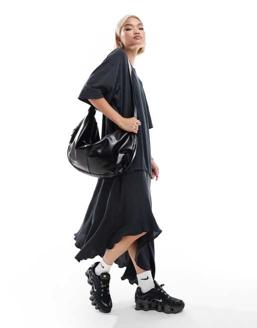 Weekday - T-shirt-kjole i midilængde i sort vask i flere lag med asymmetrisk snit
