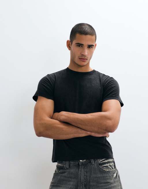 Weekday - T-shirt met gekrompen pasvorm in vintage zwart