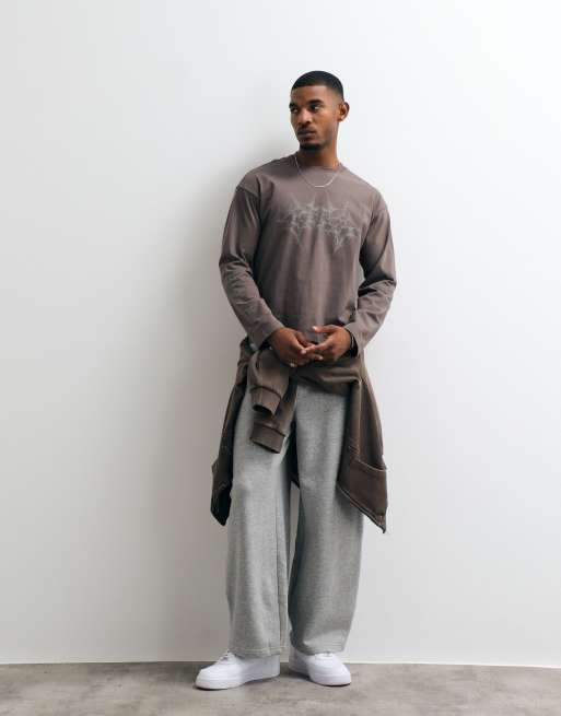 Weekday T-shirt oversize a maniche lunghe con stampa grafica masterplan grigia, 2 di 5