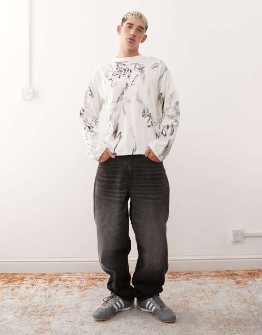 Weekday - T-shirt oversize coupe carrée à manches longues et à imprimé esquisse sur l'ensemble - Blanc, 2 de 5