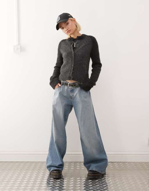 Weekday – Taillierte Strickjacke aus Wollmix in Dunkelgrau mit schwarzen Kontrastärmeln, 2 von 4