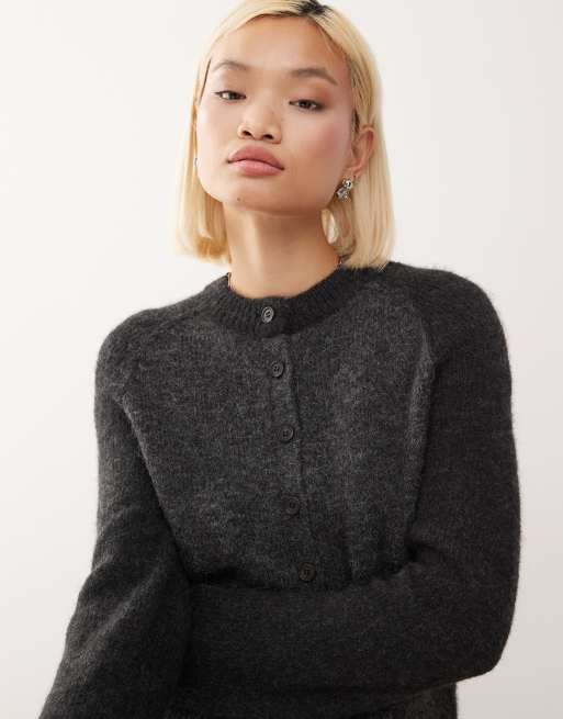 Weekday – Taillierte Strickjacke aus Wollmix in Dunkelgrau mit schwarzen Kontrastärmeln, 4 von 4