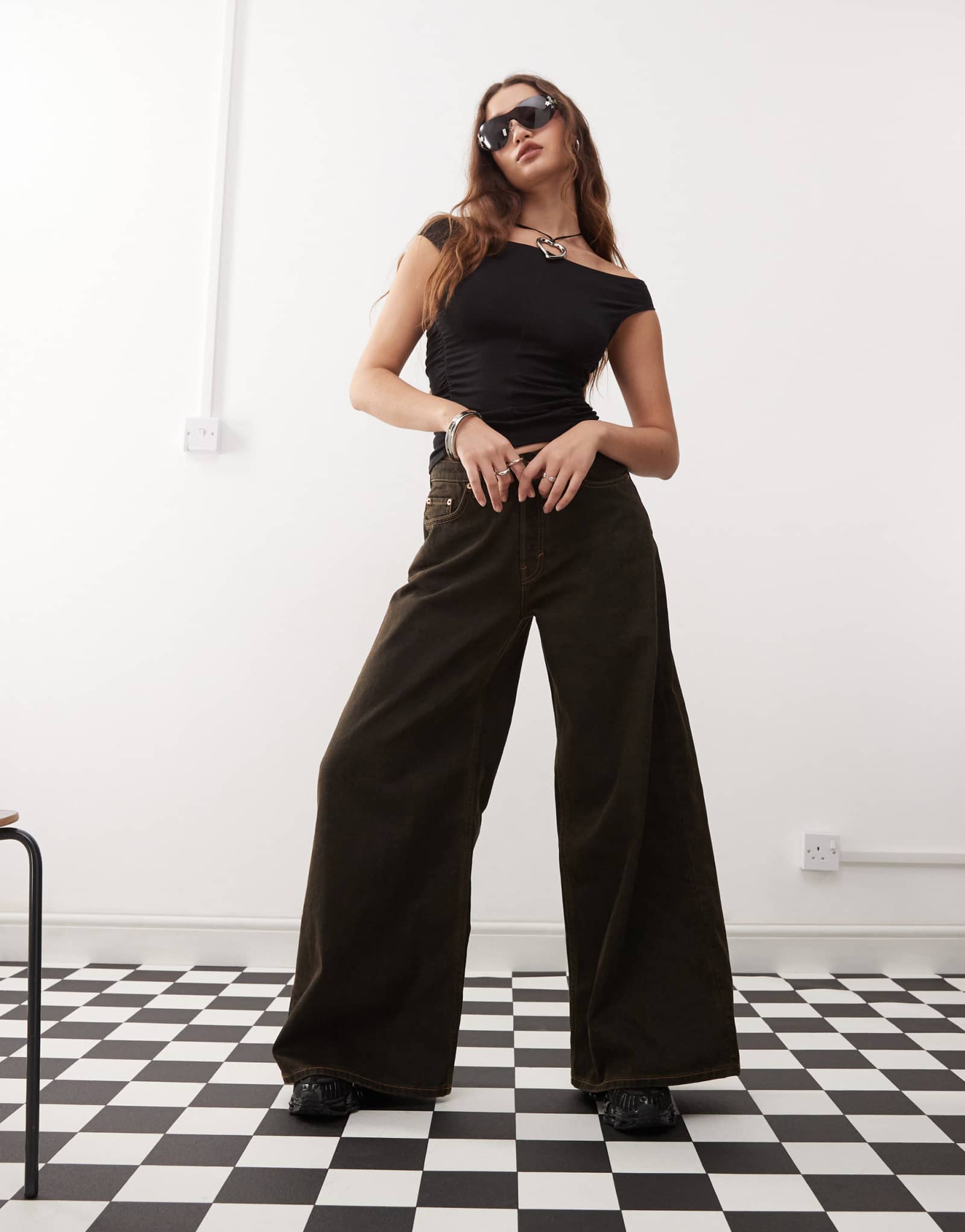 Коричневые экстремальные мешковатые джинсы со средней талией от Weekday Telescope