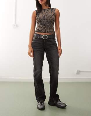 Weekday - Tension - Slim-Fit-Bootcut-Jeans in streifigem verwaschenem Schwarz