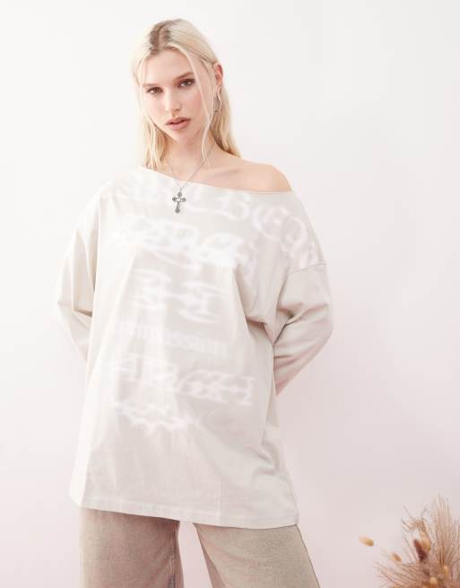 Weekday - Top a maniche lunghe beige con scritte stampate e scollo a barchetta
