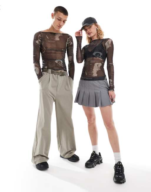 Weekday - Top a maniche lunghe in rete trasparente nero con stampa di quotidiano e scollo a barchetta - In esclusiva per ASOS