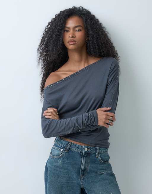 Weekday top a spalle scoperte morbido a maniche lunghe con borchie in grigio scuro, 3 di 5