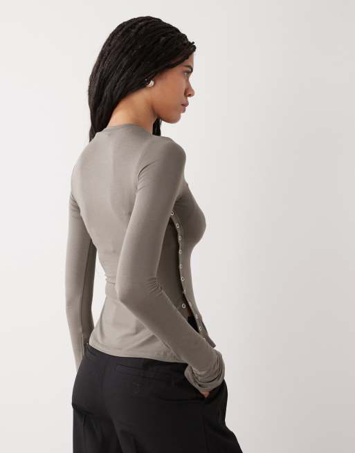 Weekday - Top ajusté à manches longues avec boutons et ourlet asymétrique - Gris, 3 de 4