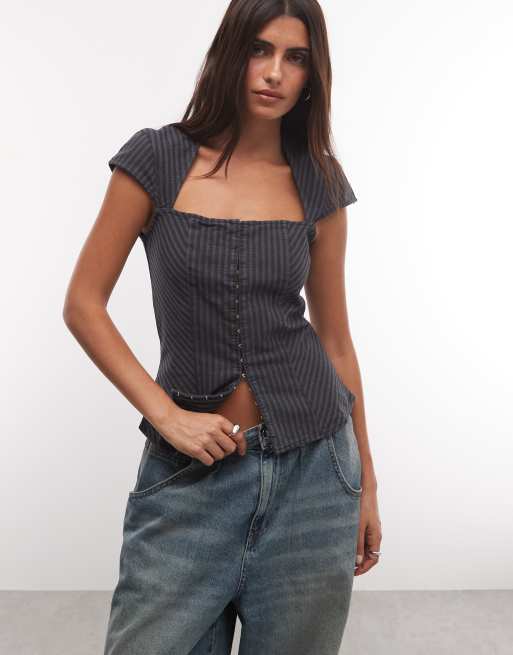 Weekday top con dettaglio a gancetti e occhielli a righe nere