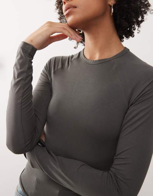 Weekday - Top manches longues raglan coupe slim en tissu ultra-doux - Gris foncé, 3 de 4