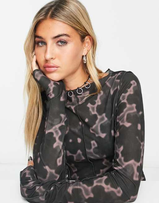Weekday - Top met lange mouwen, siernaden en abstracte print in bruin