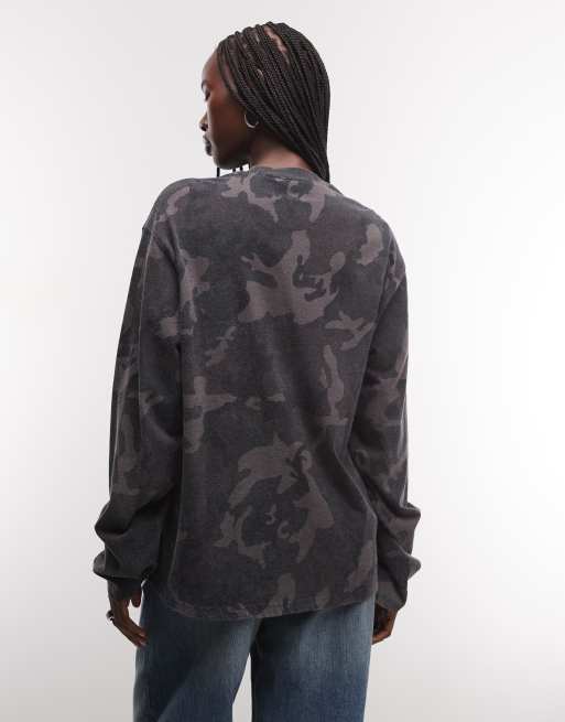 Weekday - Top oversize de manga larga con estampado camuflaje, exclusivo en ASOS, 3 de 4