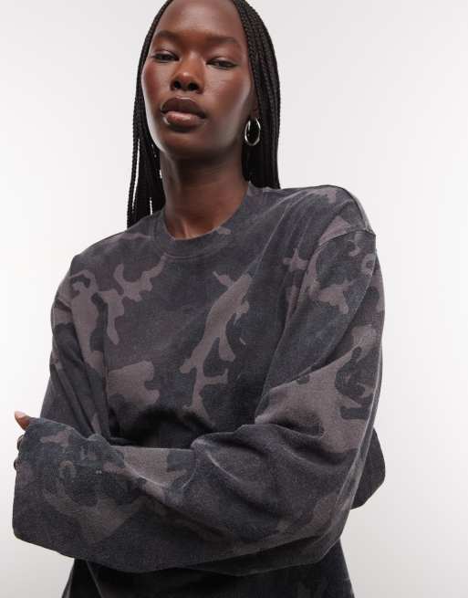 Weekday - Top oversize de manga larga con estampado camuflaje, exclusivo en ASOS, 4 de 4