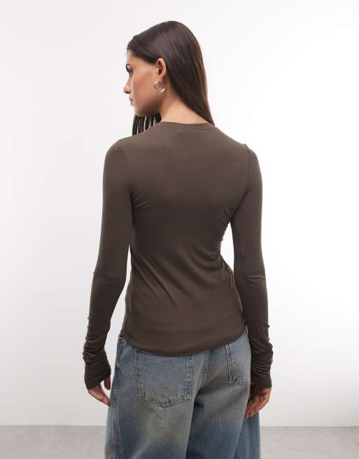 Weekday top slim fit con chiusura con perle sintetiche in marrone scuro, 4 di 4