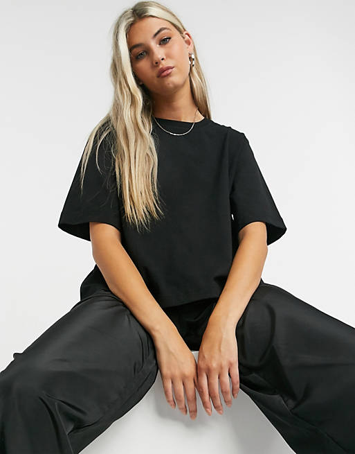 Weekday - Trish - Moderne sort firkantet T-shirt i økologisk bomuld
