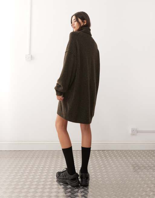 Exclusivité ASOS - Weekday - Robe pull courte en maille à col roulé - Marron foncé chiné