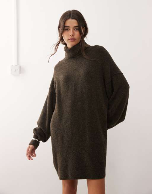 Exclusivité ASOS - Weekday - Robe pull courte en maille à col roulé - Marron foncé chiné