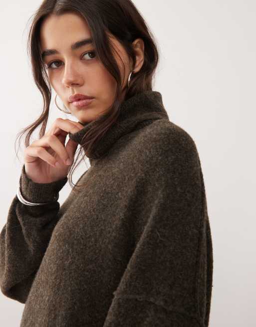 Exclusivité ASOS - Weekday - Robe pull courte en maille à col roulé - Marron foncé chiné