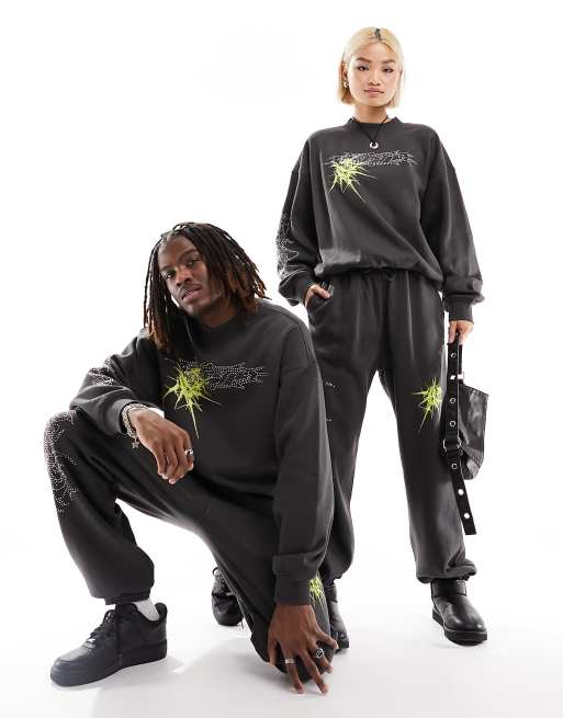 Weekday – Unisex – Jogginghose in Anthrazit mit Strasssteinen und Grafikprint, Kombiteil, exklusiv bei ASOS